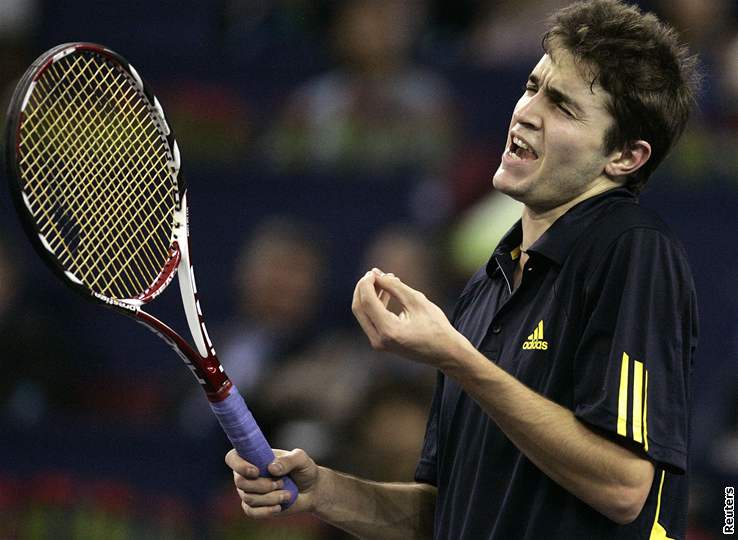 Radek tpánek v zápase proti Rogeru Federerovi na Turnaji mistr v anghaji