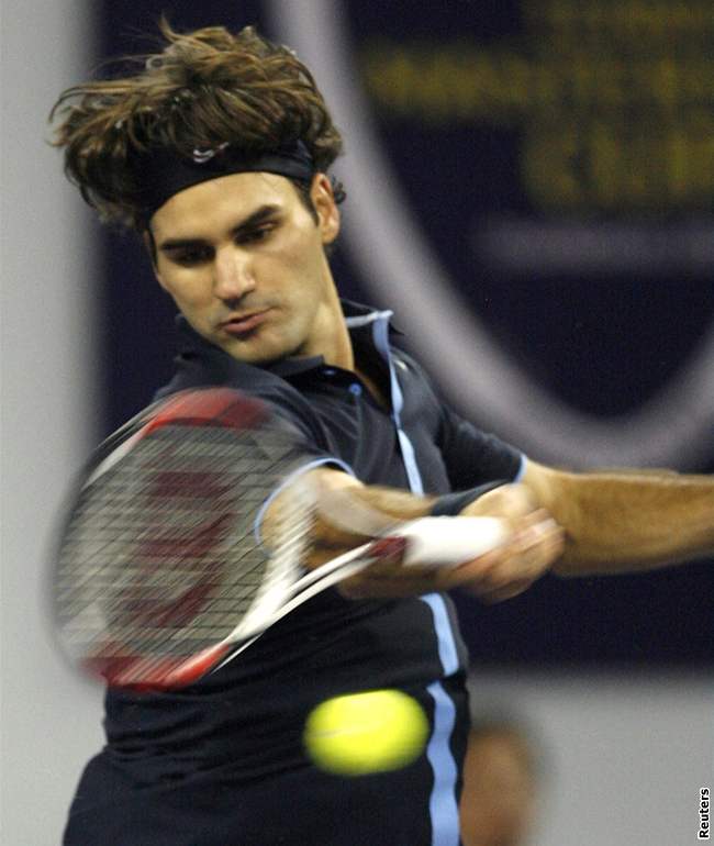 Radek tpánek v zápase proti Rogeru Federerovi na Turnaji mistr v anghaji