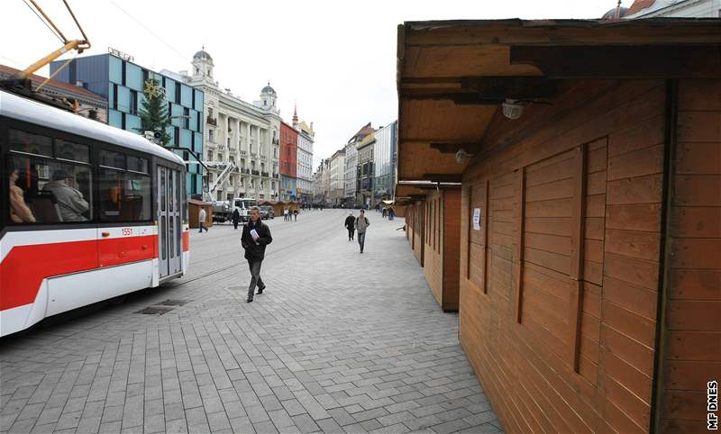 Prodejní stánky na námstí Svobody v Brn nejsou podle dopravc postaveny bezpen 