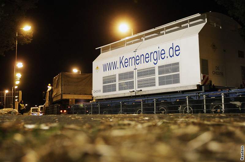 Na nákladní automobily byl jaderný odpad peloen v Dannenbergu, poblí cíle