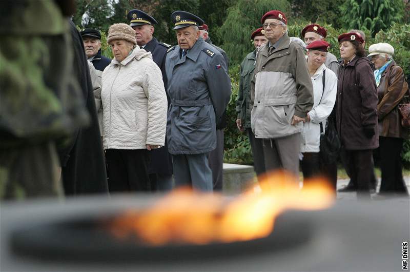 V Británii si výroí pipomnli ti dosud ijící vojáci z první svtové. Je jim mezi 108 a 112 lety.