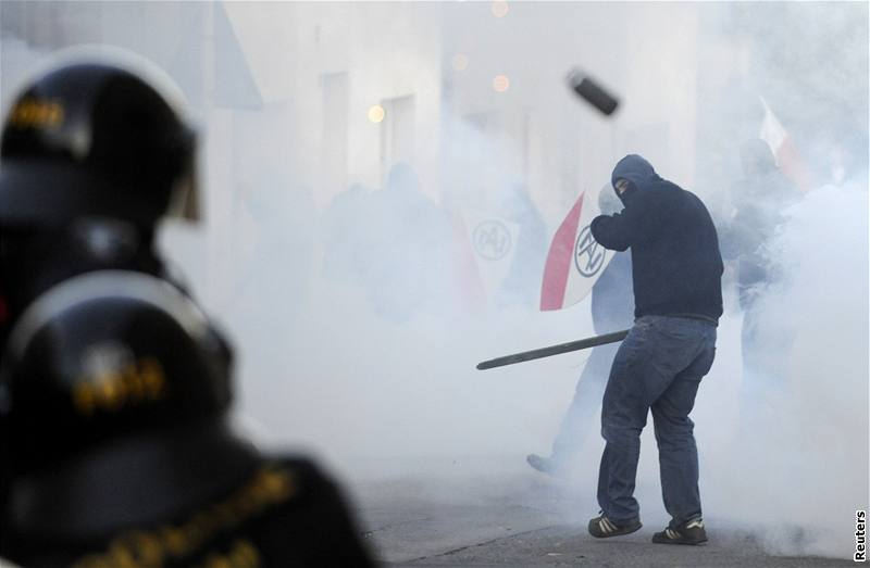 Stet pravicových radikál s policií v Litvínov