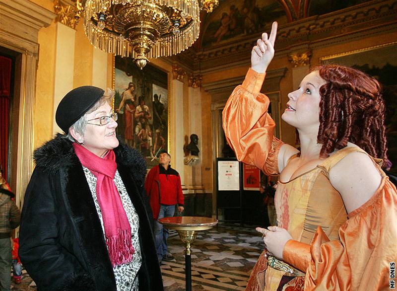 Národní divadlo v Praze oslavilo 125 let od znovuotevení dnem otevených dveí, na nm nechybly ani historické kostýmy