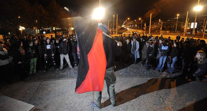 Squatei demonstrují na Palackého námstí. Dvodem je pátení zásah policie na Cibulce