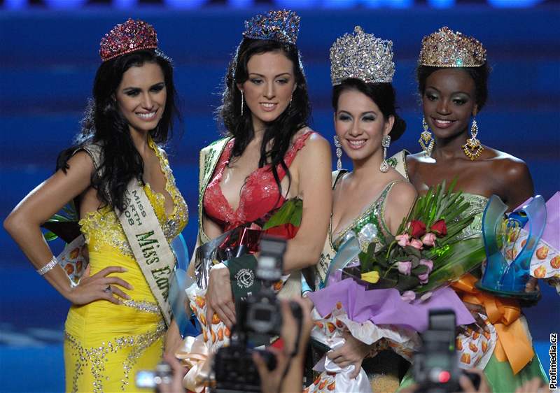 Karla Paula Henry z Filipín (druhá zleva) získala korunku Miss Earth 2008