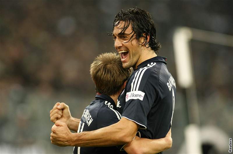 Bayer Leverkusen doma porazil Schalke a je první.