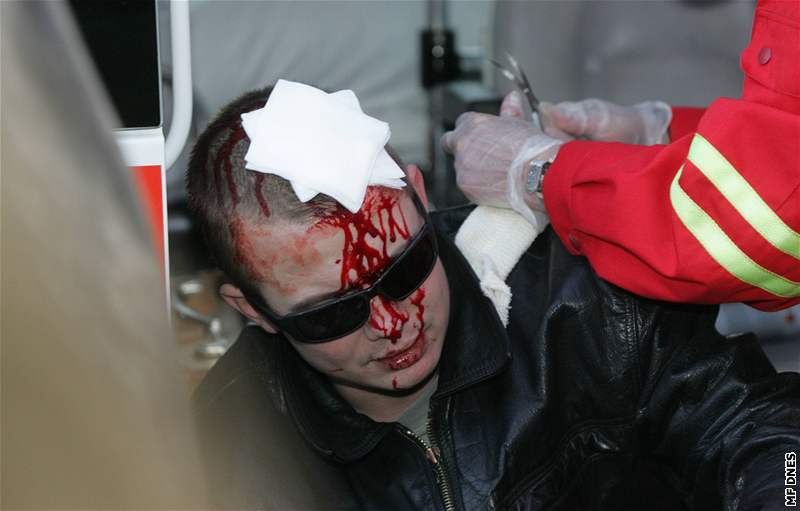 Při střetu pravicových radikálů s policisty došlo k několika zraněním.