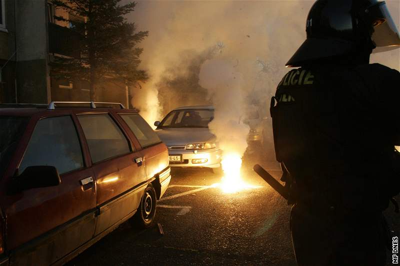 Tma komplikuje policejní zásah proti radikálm v Litvínov.