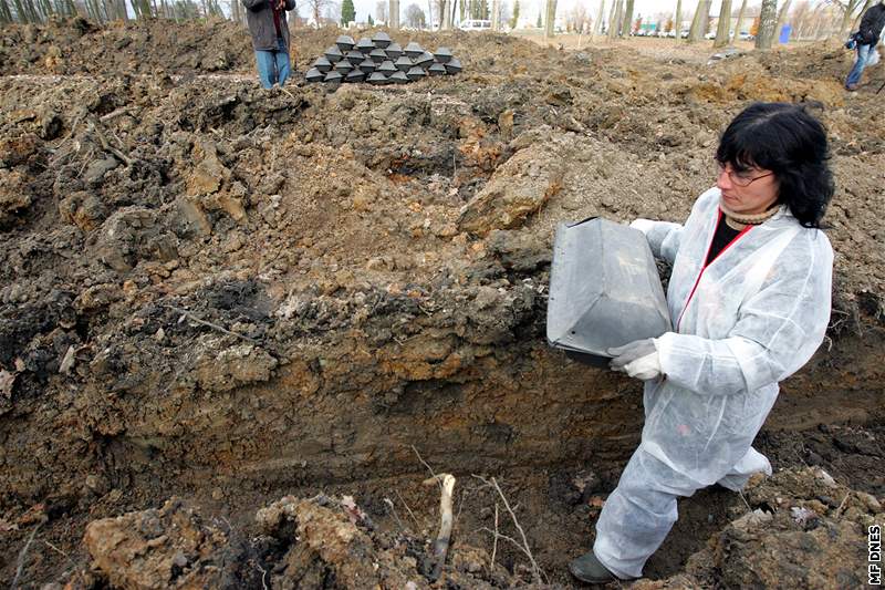 Ukládání ostatk nmeckých voják na chebském hbitov (12. listopadu 2008)