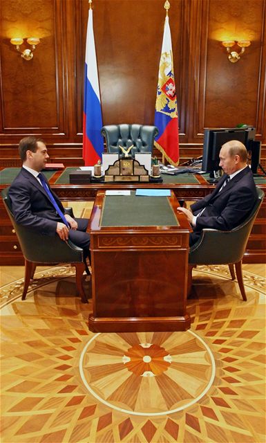 Ruský prezident Medveděv (vlevo) při rozhovoru s premiérem Vladimirem Putinem.