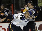 David Ko�í ze St. Louis (vlevo) v poty�ce s Andrewem Petersem z Buffala.