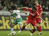 Werder Brémy - Kolín nad Rýnem: Claudio Pizarro (vlevo) v souboji s Pedrem Geromelem