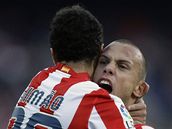 Atlético Madrid - La Corua: Maridtí Heitinga (vpravo) a Simao se radují z branky