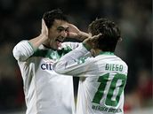Werder Brémy - Kolín nad Rýnem: Brémtí Diego (vpravo) a Hugo Almeida se radují z branky