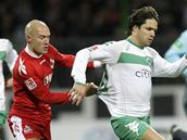 Werder Brémy - Kolín nad Rýnem: brémský Diego (v bílém) uniká Vuieviovi.