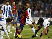 Huelva - Barcelona: Lionel Messi (uprosted) proniká obranou Huelvy.