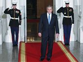 Americký prezident Bush vyhlíí úastníky summitu G20. (14. listopadu 2008)