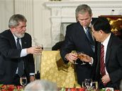 Na zdraví svtové ekonomiky! Americký prezident si na summitu G20 pipíjí s brazilským a ínským protjkem. (14. listopadu 2008)