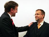 Odstupující hejtman Ivo Toman z ODS (vlevo) gratuluje ke zvolení svému nástupci Radko Martínkovi z SSD. (15. listopadu 2008)