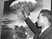 Robert Oppenheimer (vpravo) pedstavuje atomovou bombu