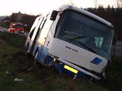 Nehoda autobusu a osobního auta na Novoji�ínsku
