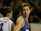 Michala Hartigová (vpravo) bojuje se Simonou Pode�vovou.