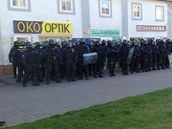 Policisté pipravení na zásah v Litvínov