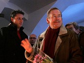 Vclav Havel piel poloit kytici k pamtn desce pipomnajc udlosti ze 17. listopadu 1989