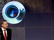 Mirek Topolánek a Alexandr Vondra p�i slavnostním odhalení loga �eského p�edsednictví v Rad� EU