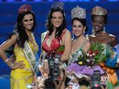 Karla Paula Henry z Filipín (druhá zleva) získala korunku Miss Earth 2008