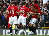 STÝ GÓL. Cristiano Ronadlo (s �íslem 7) slavil stý gól v dresu Manchesteru United.