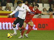 Valencia - Gijon: domácí David Villa (v bílém) a Michel Marcos