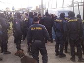 Policisté kontrolují pijídjící extrémisty. (17. listopadu 2008)