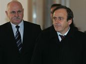 Michel Platini (vpravo) s éfem eského fotbalu Pavlem Mokrým