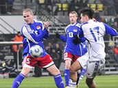 Marek Ham�ík ze Slovenska (vpravo) st�ílí p�es Yvese Oehriho z Lichten�tejnska 