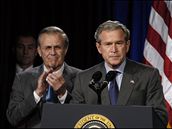 Rozkaz k tajným útok�m na Al-Kajdu podepsal tehdej�í ministr obrany Donald Rumsfeld (vlevo) se souhlasem George Bushe.