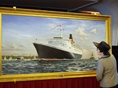 Na palub Queen Elizabeth 2 se skrv i malba lodi.