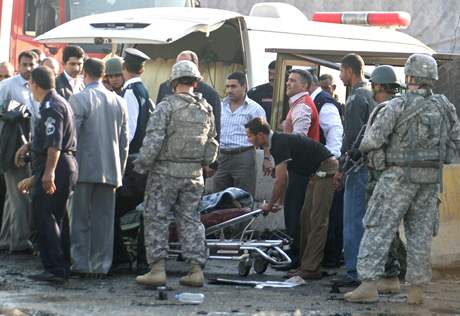 Sebevraedná atentátnice zabila pt lidí a 12 dalích zranila ped oste steenou zelenou zónou v centru Bagdádu.