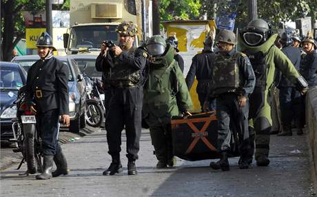 V indické Bombaji zaútoili teroristé. Komando pichází k hotelu Tád s plynovou bombou. (27. listopad 2008)