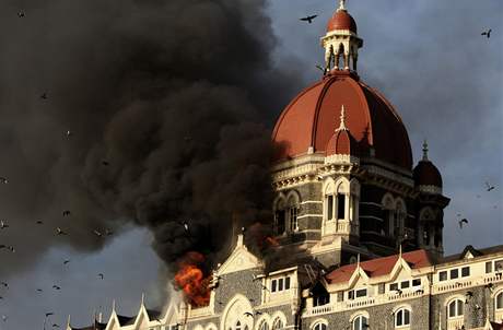 V Bombaji zaútoili teroristé, pes sto lidí zabili. Stovky dalích zranili. V hotelu Tád dreli rukojmí. (27. listopad 2008(