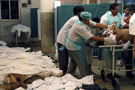 Terorist zabili v Bombaji pes sto lid, vce ne ti sta zranili. (27. listopad 2008)