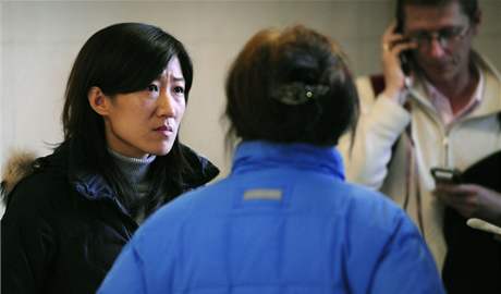 Dcera popraveného vdce an chen hovoí s leny rodiny bhem soudu v Pekingu (27. listopad 2008) 