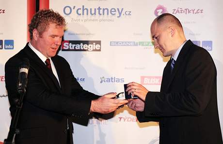 Šéfredaktor iDNES.cz Michal Hanák (vpravo) přebírá cenu za nejlepší zpravodajství. (27. listopadu 2008)