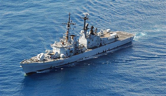 Válené lod NATO chrání obchodní plavidla ped piráty v Adenském zálivu. Na snímku je italský torpédoborec Luigi Durand de la Penne.