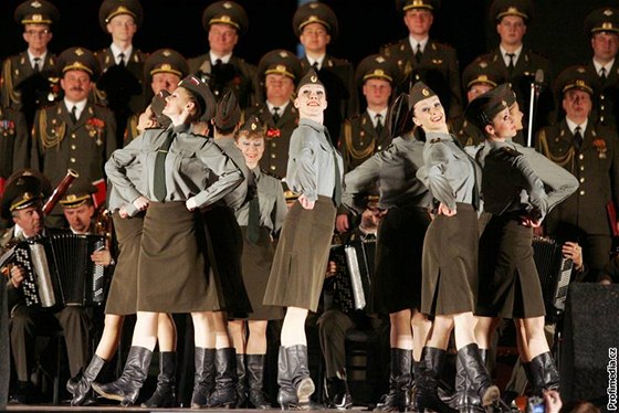 Ruský armádní pěvecký a taneční sbor Alexandrovci má píseň Kaťuša ve stálém repertoáru.