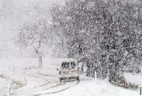 Meteorologové varují ped hustým snením. Výstraha trvá do úterní noci.