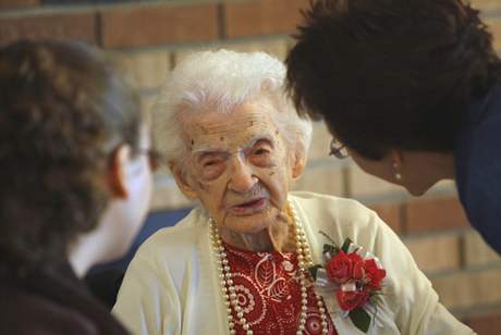 Edna Parkerová peila své dva syny i sestry Georgu a Opal.