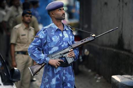 Indická policie zaujímá pozice před útokem na židovské centrum v Bombaji, které obsadili teroristé (28. listopadu 2008)