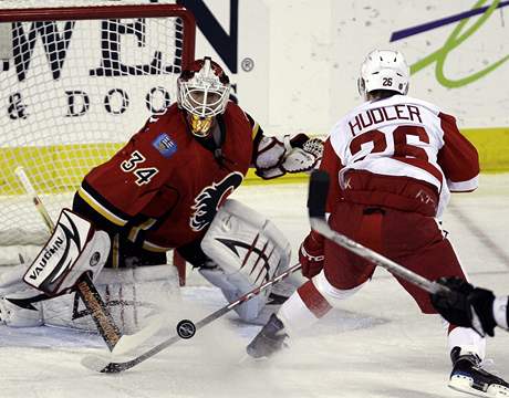 Útoník Jií Hudler (1+1) se výrazn podílel na vítzství Detroitu 5:2 z ledu Calgary.