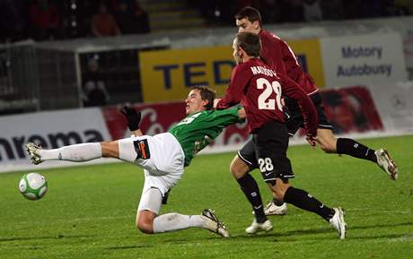 Takhle bojoval Tomá Huber v jabloneckém dresu proti Spart, te bude hrát za letenský klub.